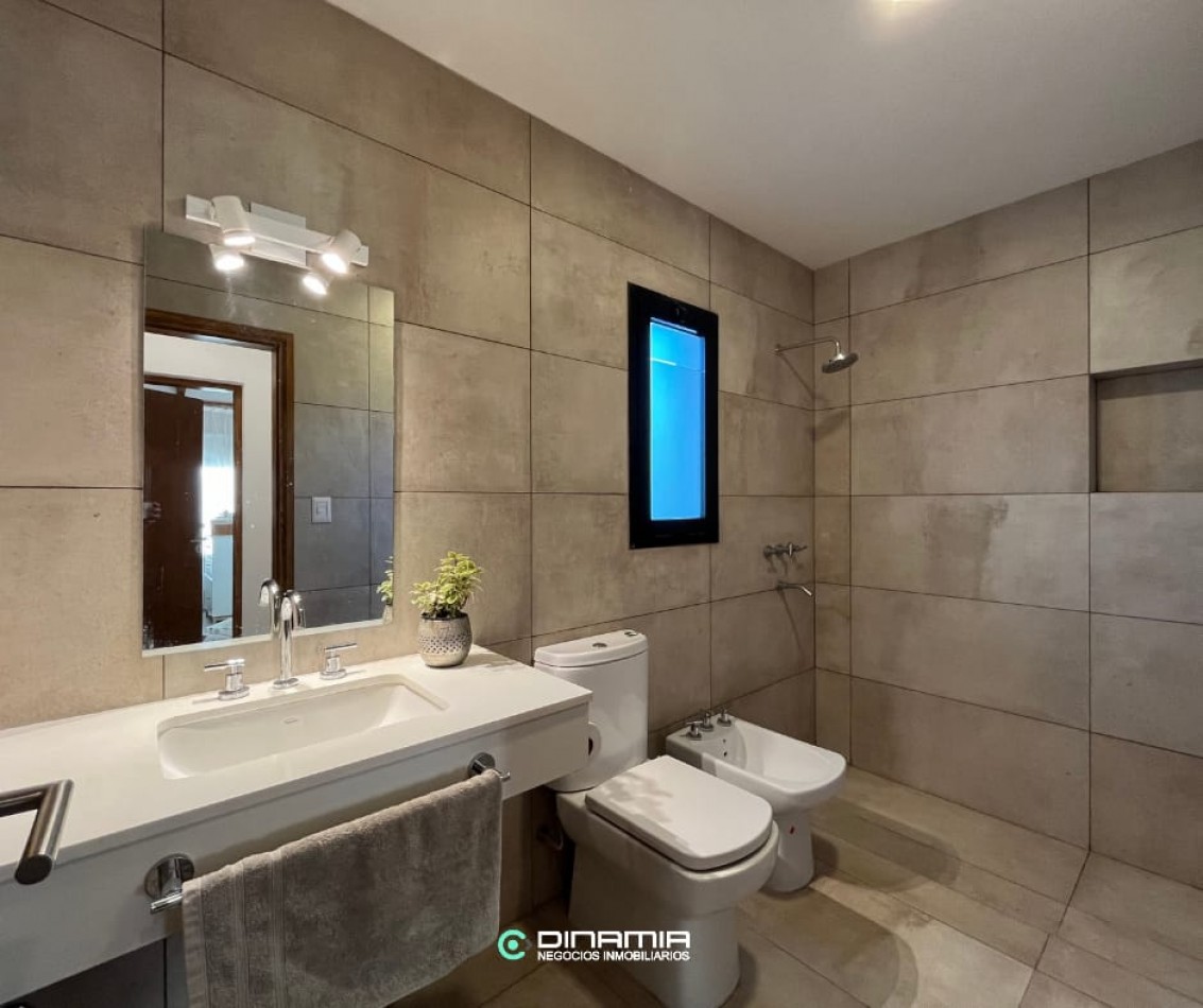 SE VENDE CASA EN BARRIO VILLA DEL PARQUE, VILLA RUMIPAL.