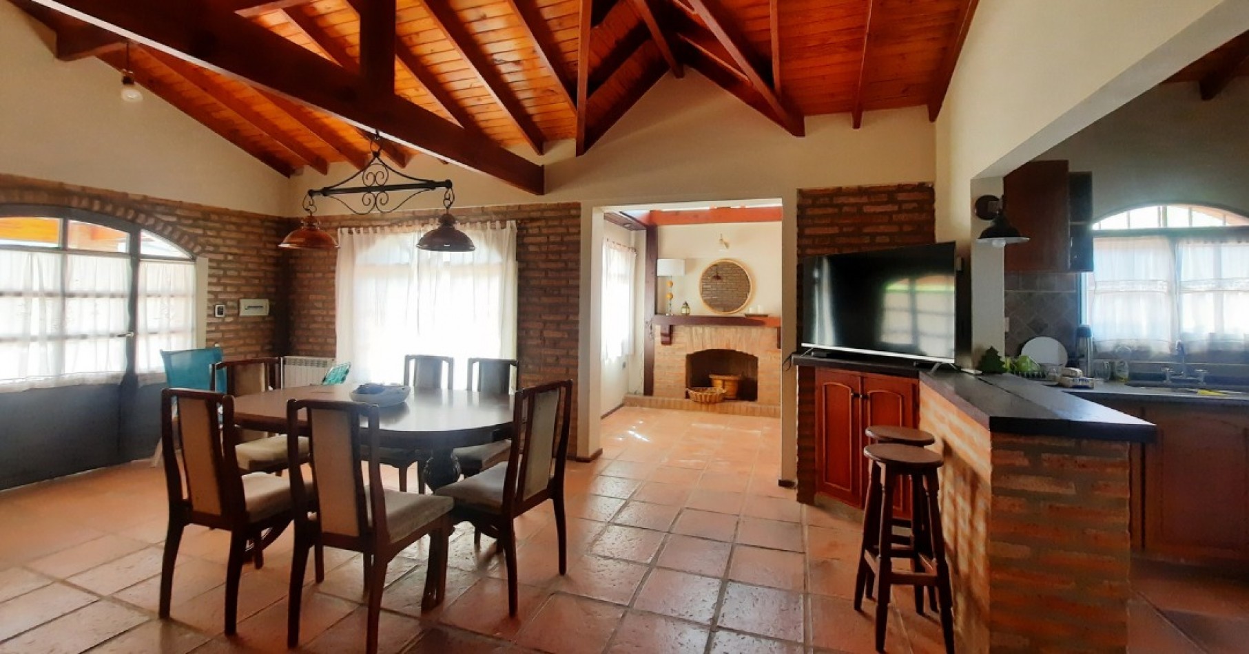 SE VENDE CASA A 150 MTS. DEL LAGO EN VILLA DEL DIQUE.