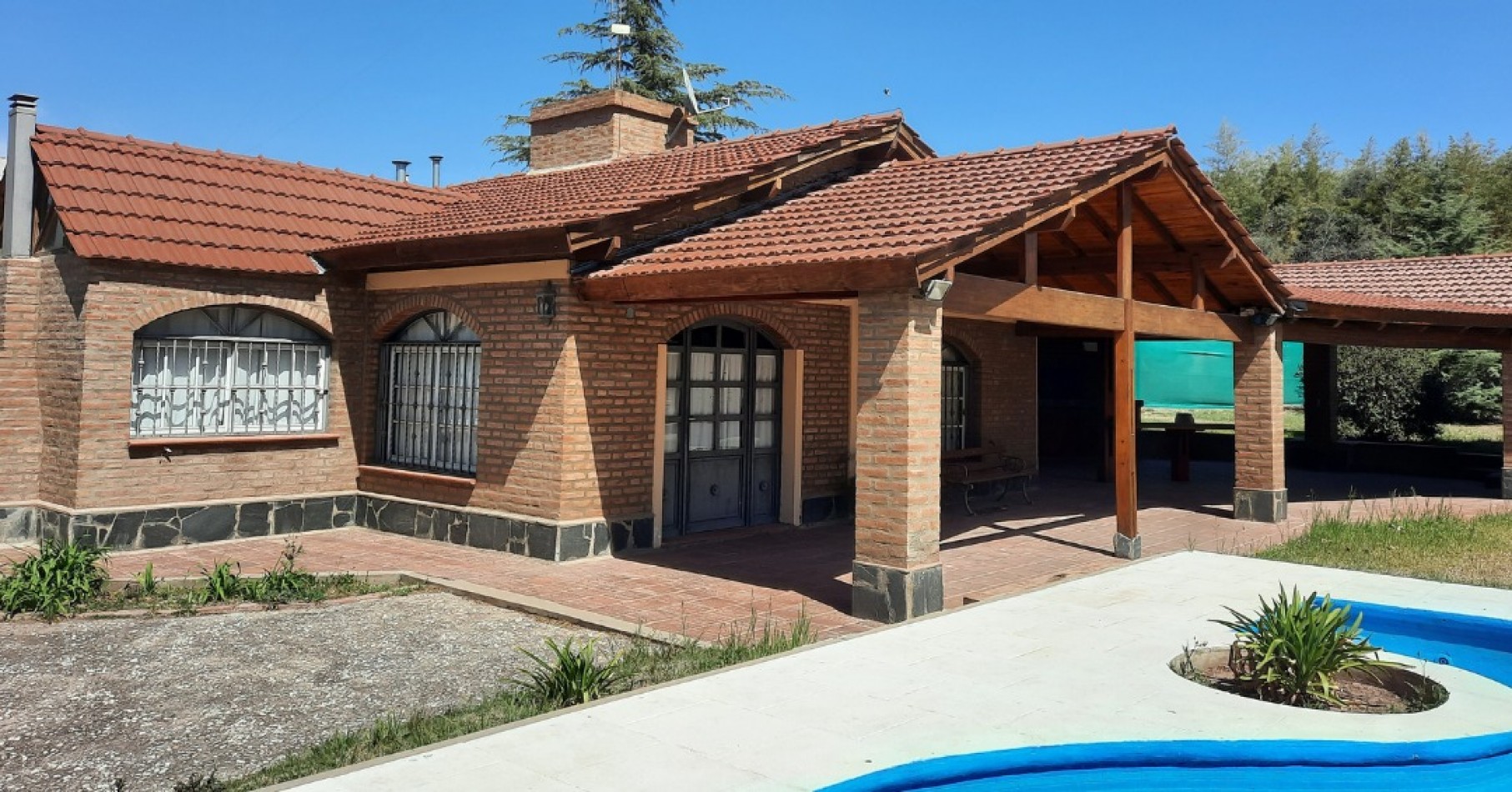 SE VENDE CASA A 150 MTS. DEL LAGO EN VILLA DEL DIQUE.