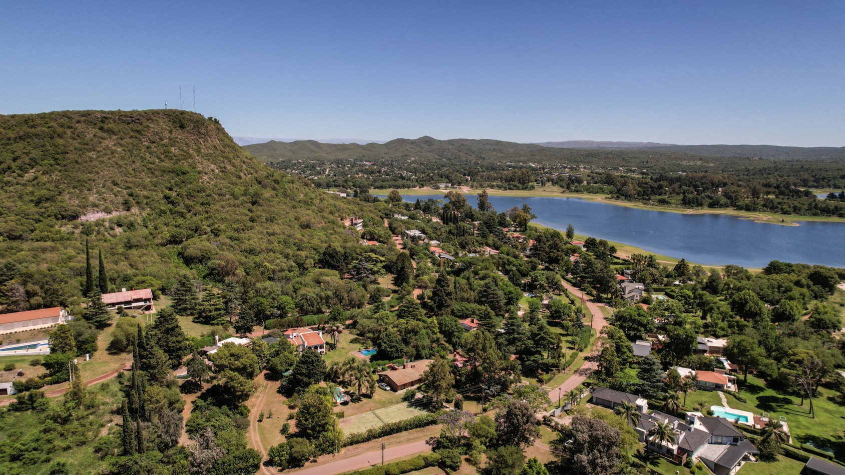 SE VENDE CASA EN VILLA DEL DIQUE EN ZONA CONOCIDA COMO EMBALSINA 