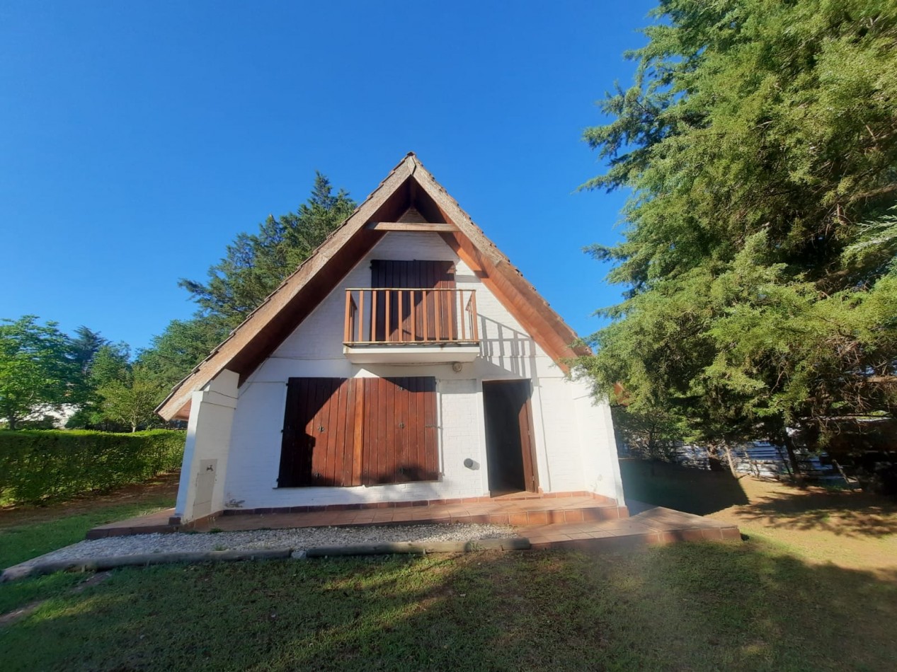 SE VENDE CASA ALPINA, EXCELENTE UBICACION. OPORTUNIDAD.