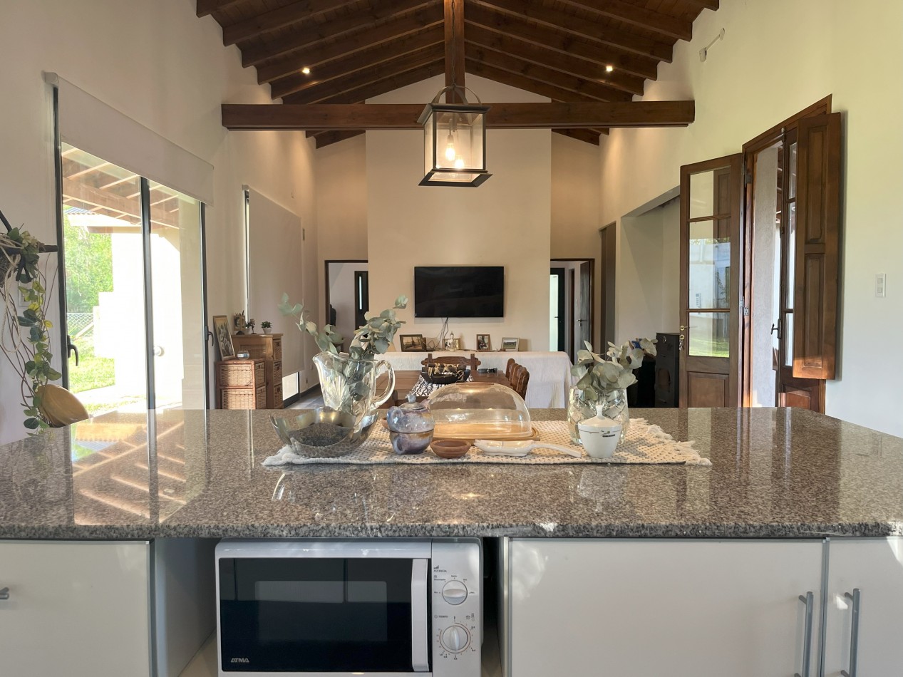 CASA CON TERMINACIONES DE CATEGORIA EN VILLA DEL PARQUE, VILLA RUMIPAL