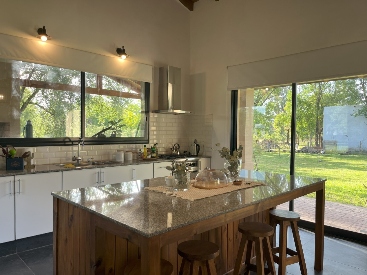 CASA CON TERMINACIONES DE CATEGORIA EN VILLA DEL PARQUE, VILLA RUMIPAL