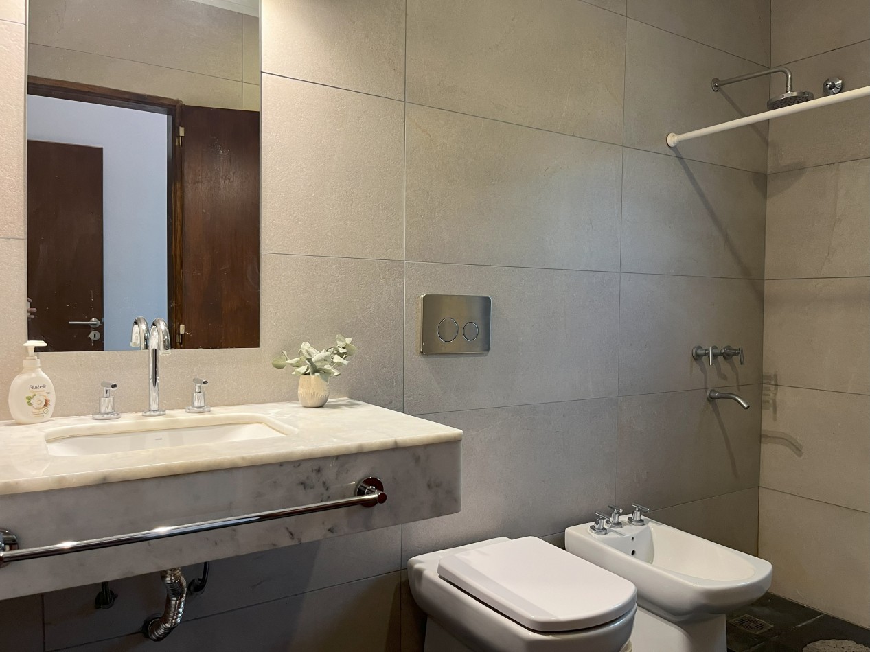 CASA CON TERMINACIONES DE CATEGORIA EN VILLA DEL PARQUE, VILLA RUMIPAL