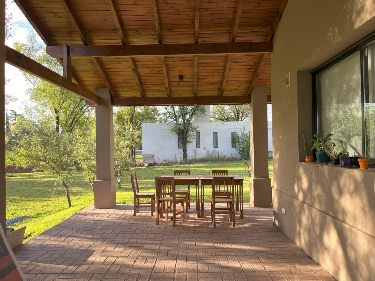 CASA CON TERMINACIONES DE CATEGORIA EN VILLA DEL PARQUE, VILLA RUMIPAL