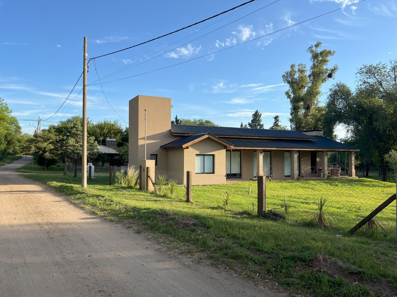 CASA CON TERMINACIONES DE CATEGORIA EN VILLA DEL PARQUE, VILLA RUMIPAL