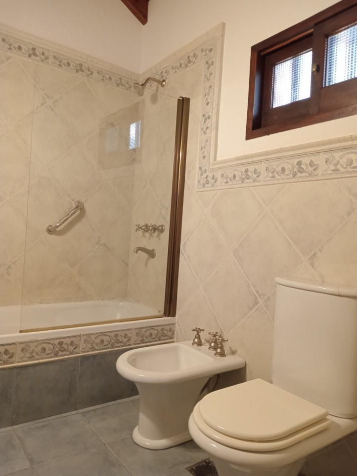 SE ALQUILA CASONA A POCOS METROS DEL LAGO EN VILLA DEL DIQUE