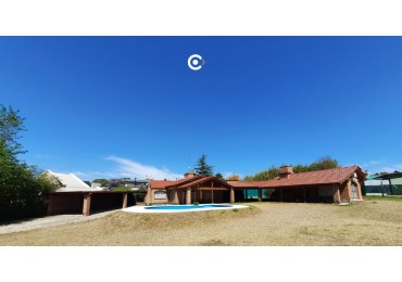 SE VENDE CASA A 150 MTS. DEL LAGO EN VILLA DEL DIQUE.