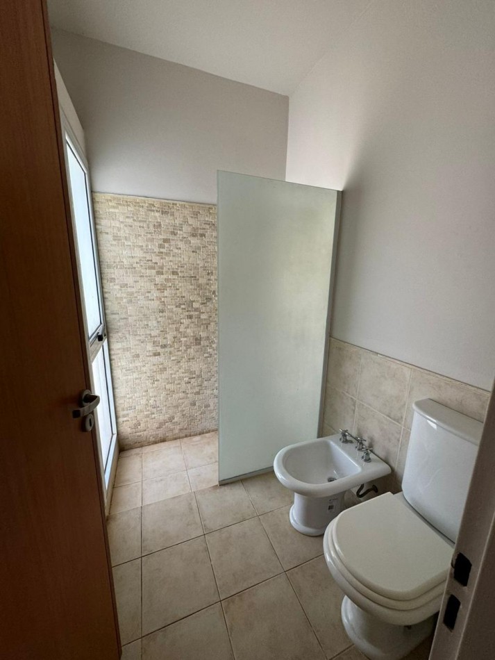 CASA ESQUINA DE CATEGORIA EN VILLA DEL DIQUE