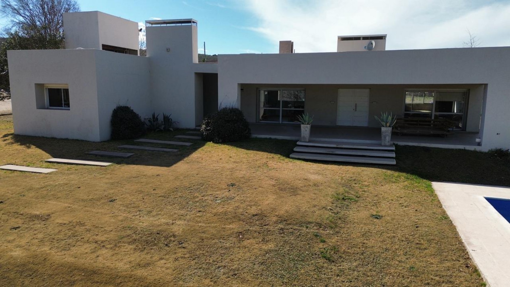 CASA ESQUINA DE CATEGORIA EN VILLA DEL DIQUE