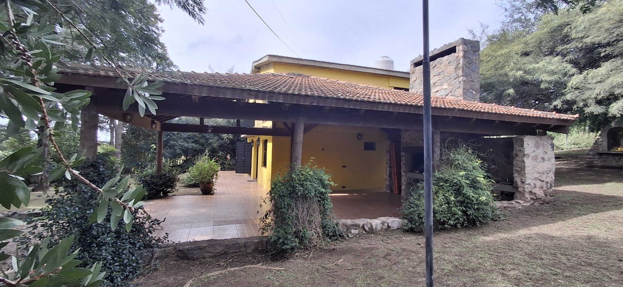 CASA ESQUINA EN VENTA EN UNA DE LAS ZONAS MAS ELEGIDAS DE VILLA DEL DIQUE