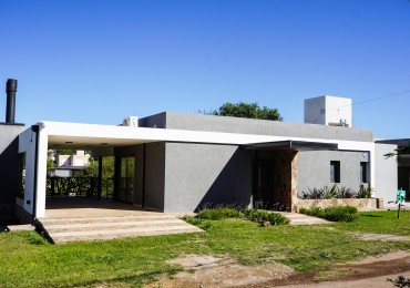 SE VENDE HERMOSA CASA QUE LO TIENE TODO A SOLO 3 CUADRAS DEL LAGO